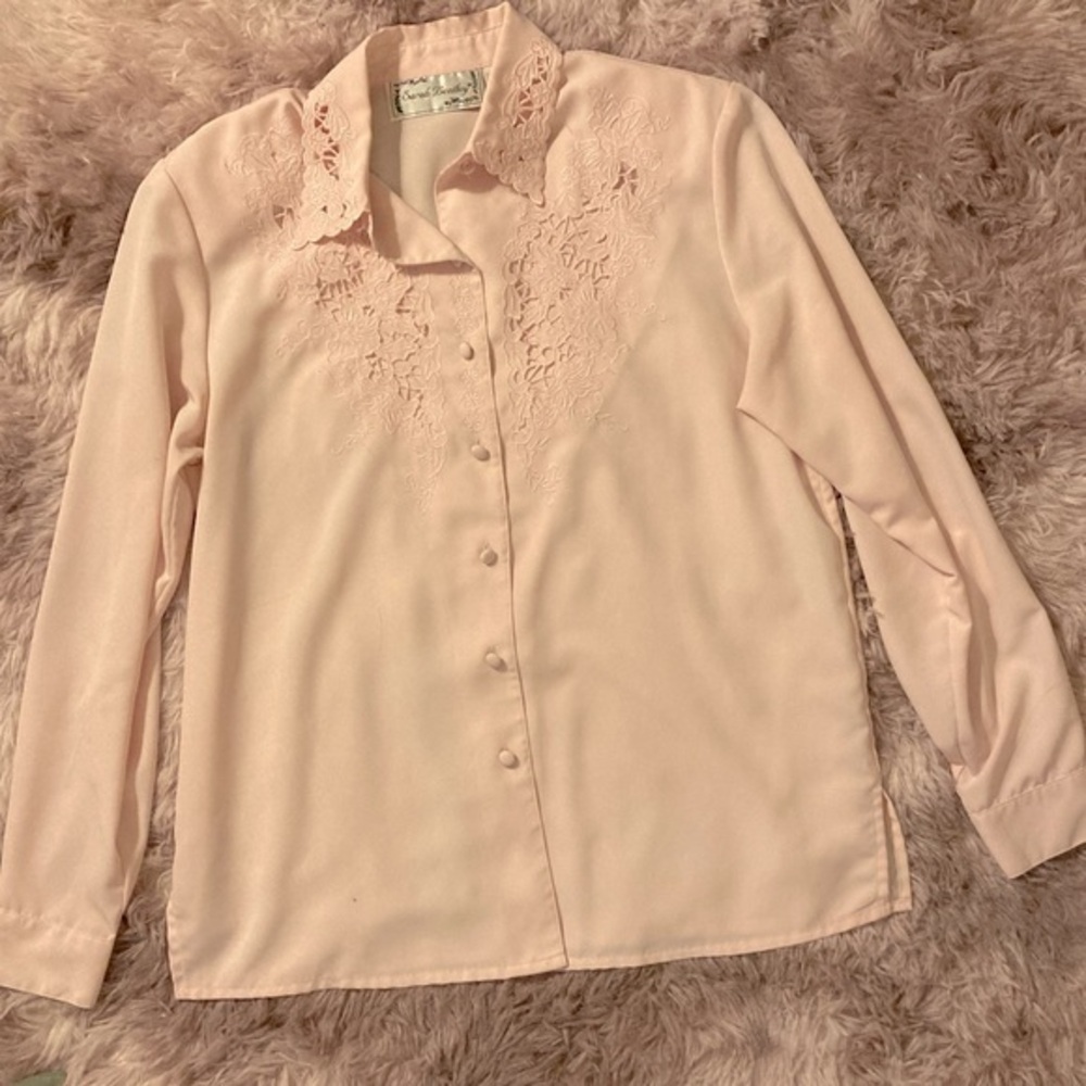 Vintage floral embroidered blouse in great condition